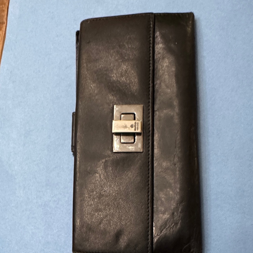 Gucci Black Leather wallet with Silver Clasp